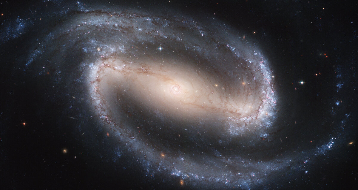 막대나선은하 NGC 1300의 막대 구조와 감긴 나선팔