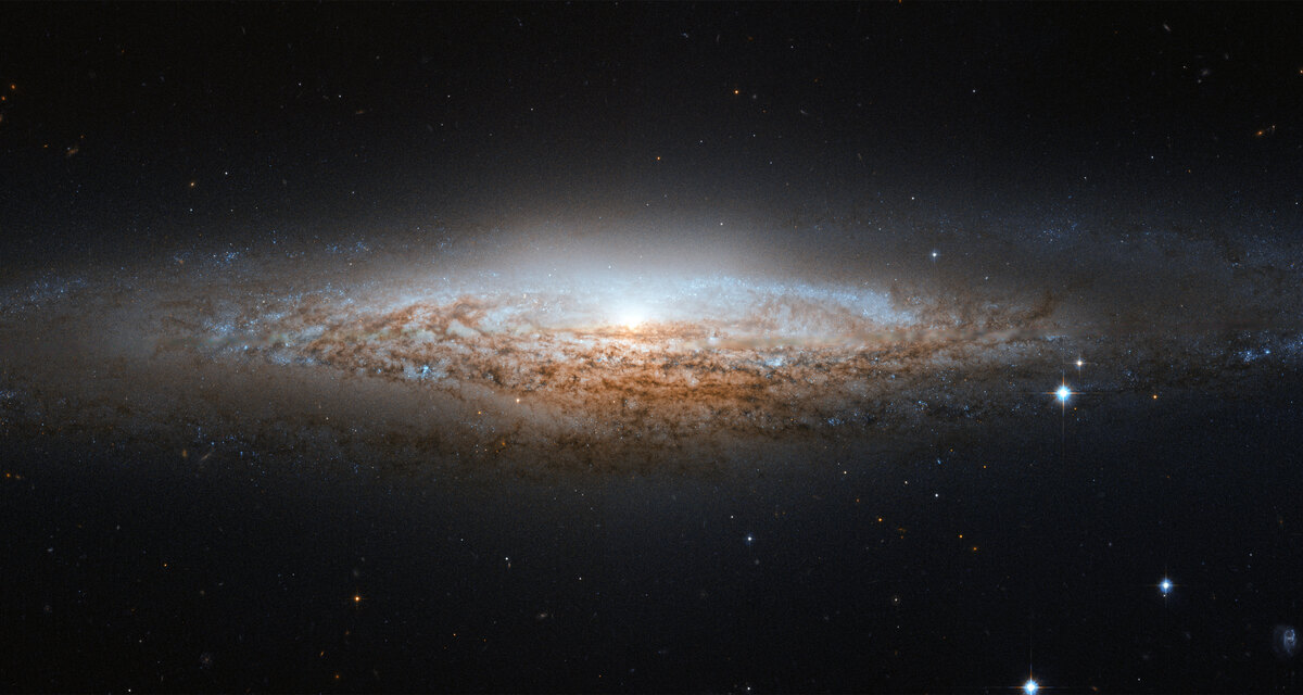 거의 옆에서 본 나선은하 NGC 2683의 원반과 먼지 띠