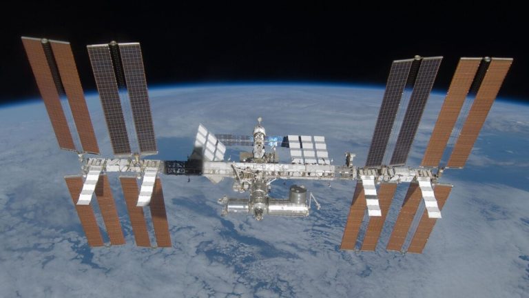 우주에서 촬영한 국제우주정거장 전경 — 네 쌍의 태양전지판이 펼쳐져 있다